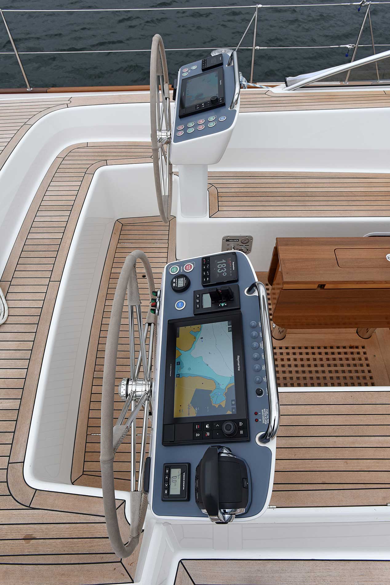 180904110355-HR57cockpit748RTomlinson