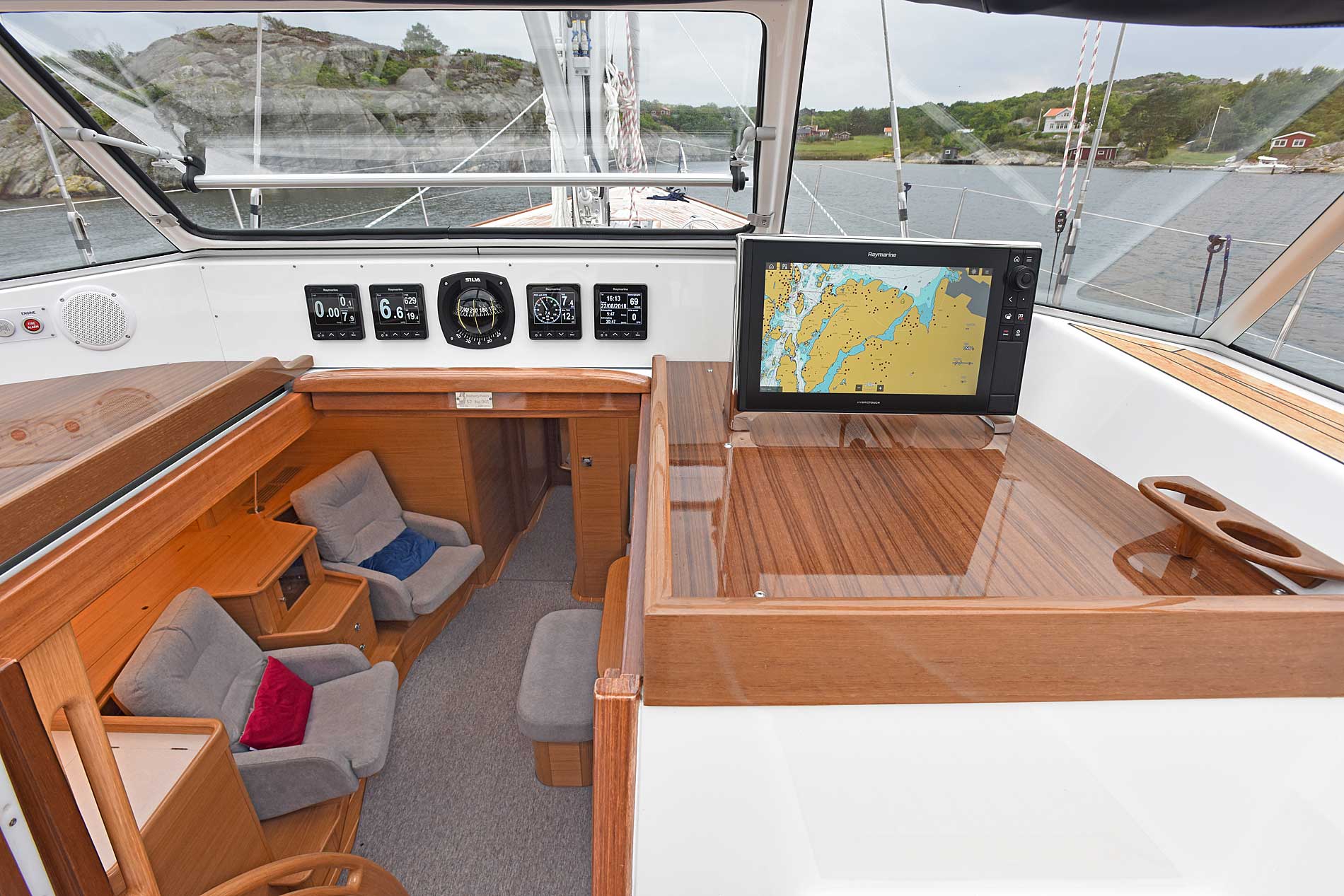 181203034744-HRcockpit753RTomlinson