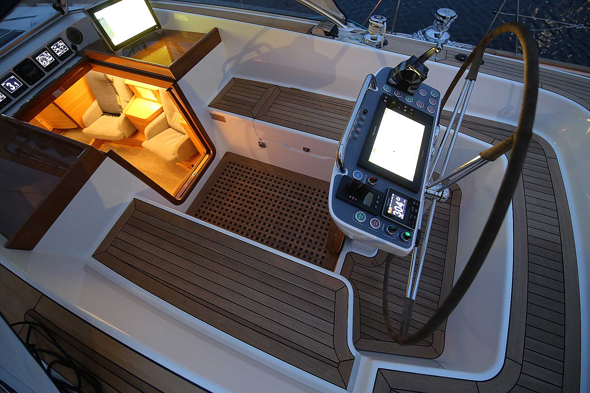 200102090521-HR40Ccockpit1172MRassy